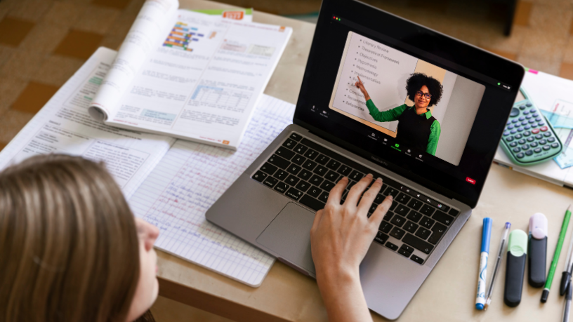 José Henrique Gomes Xavier analisa como o ensino híbrido está revolucionando a forma de aprender nas escolas.
