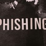 Composição abstrata sobre phishing, com a palavra “phishing” em uma superfície escura e texturizada.