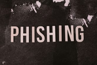Composição abstrata sobre phishing, com a palavra “phishing” em uma superfície escura e texturizada.